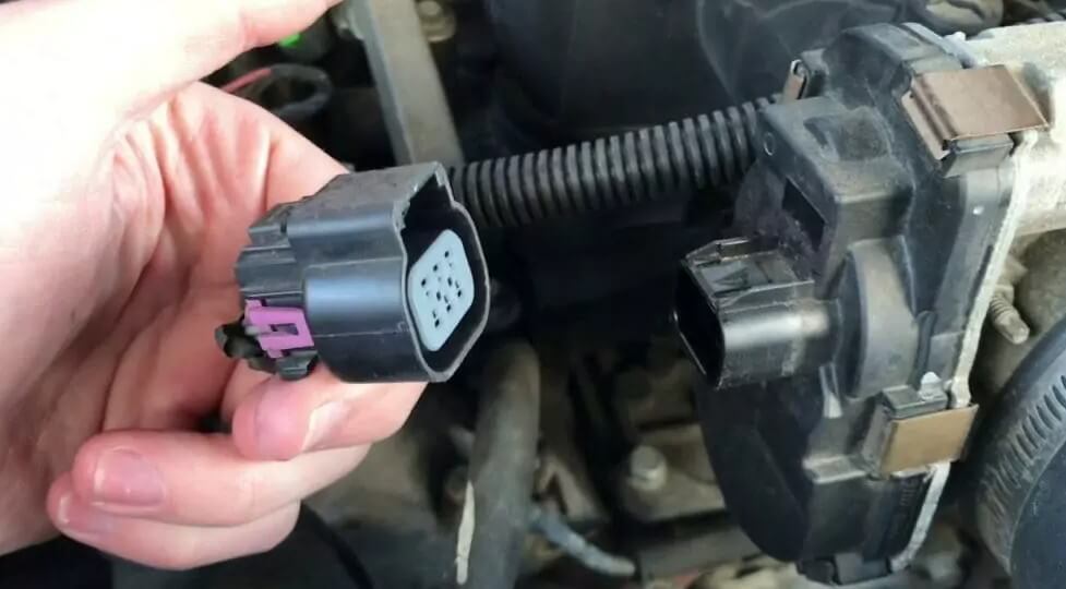How to Disconnect a Throttle Position Sensor Plug